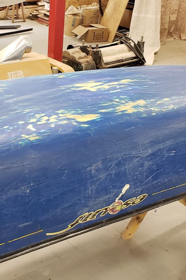 Coque d'un canot en plastique délaminée avec l'apparition de tâches blanches