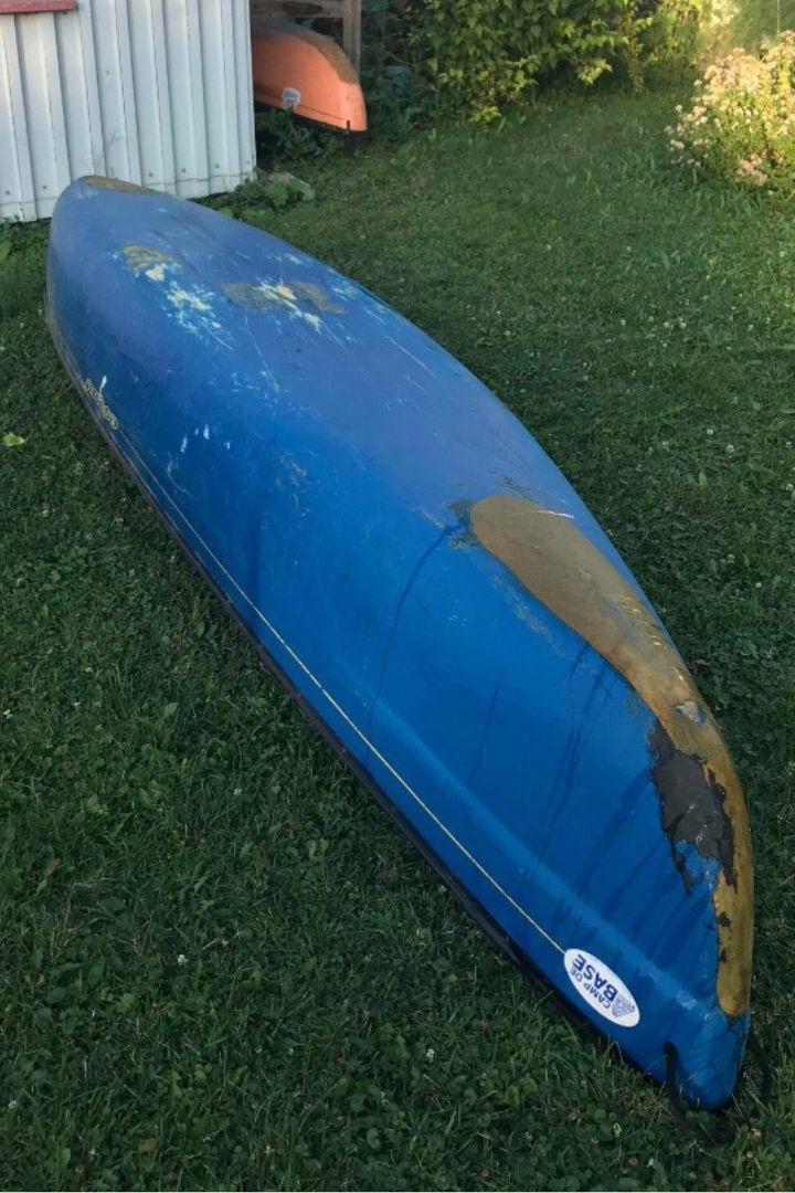 Coque d'un canot bleu en plastique endommagée