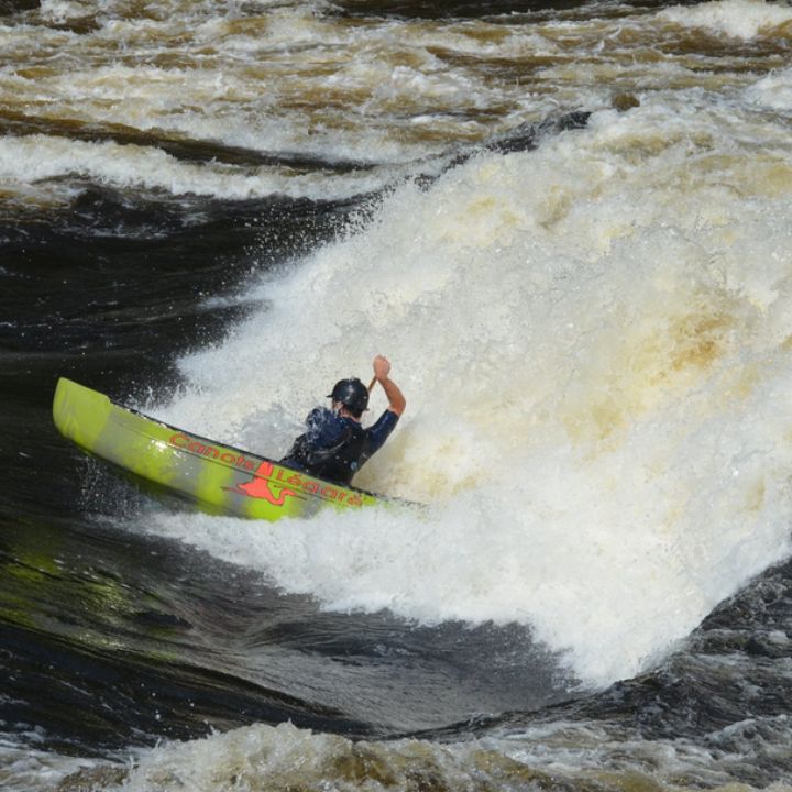 Pagayeur dans les vagues d'un rapide sur la rivière Gatineau